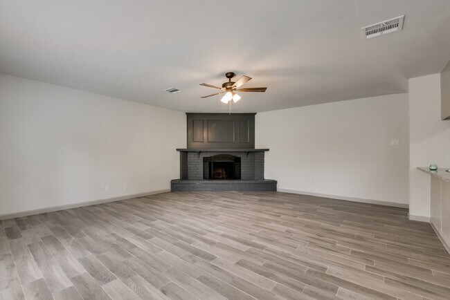 Building Photo - Charming 3-Bedroom Home with 2 Full Baths ...