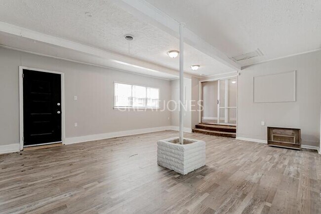 Building Photo - NOW OFFERING HALF OFF THE FIRST FULL MONTH...