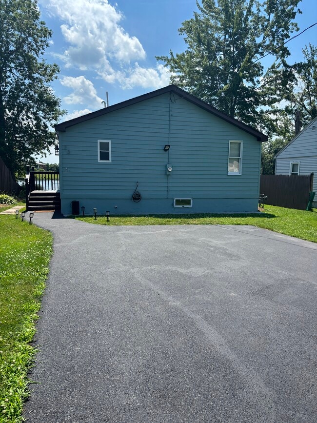 Building Photo - 23 Manhattan Park Dr