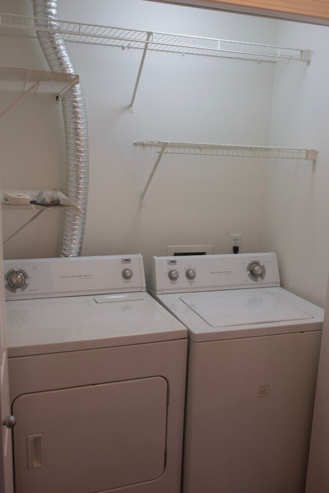 Building Photo - Two Bedroom Two Bathroom Everett Condominium