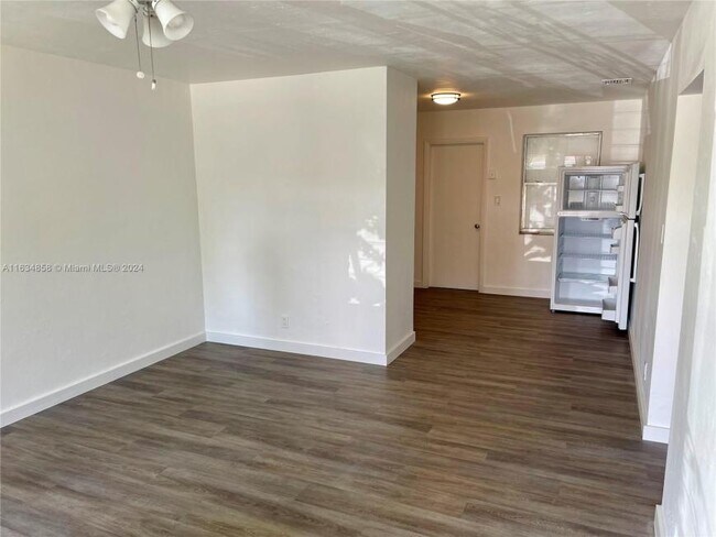 Building Photo - 2 bedroom in Hallandale FL 33009
