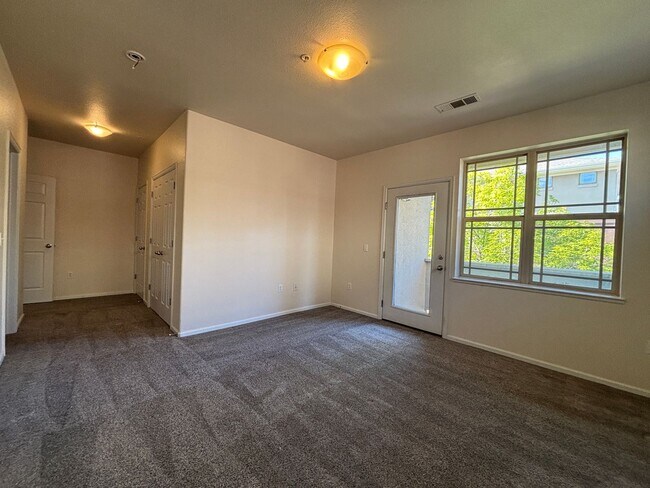 Building Photo - Large 3 bedroom condo with 2 bathrooms!