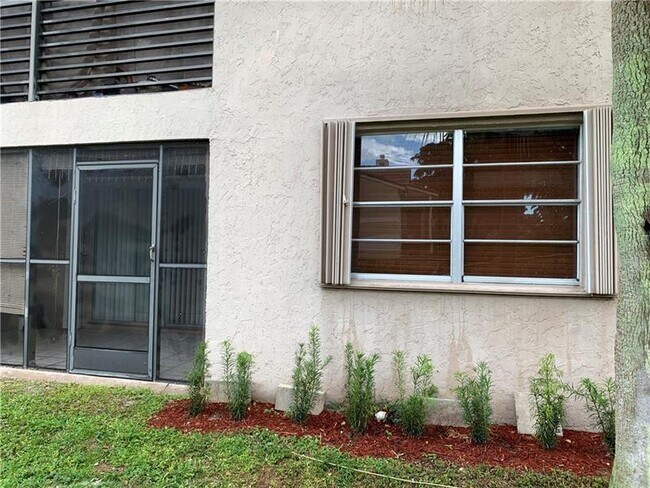 Building Photo - 2830 Riverside Dr