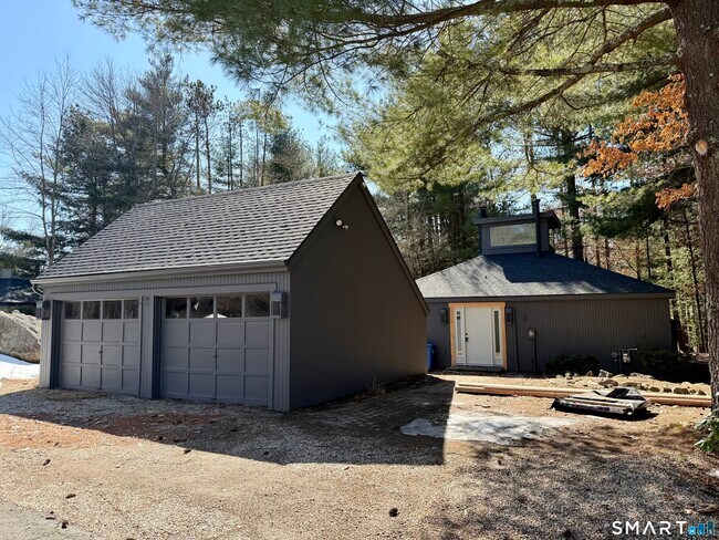 Building Photo - 15 Finch Run