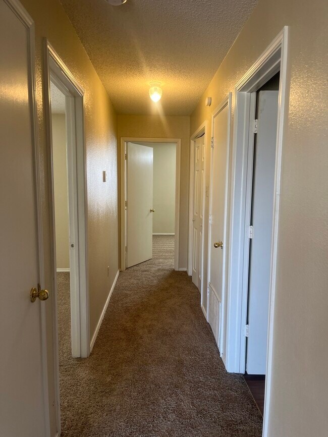 Building Photo - 2 bedroom Water included ! Must see!