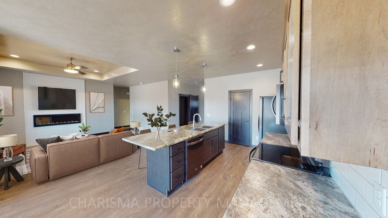 Building Photo - 4526 W Graceland Pl