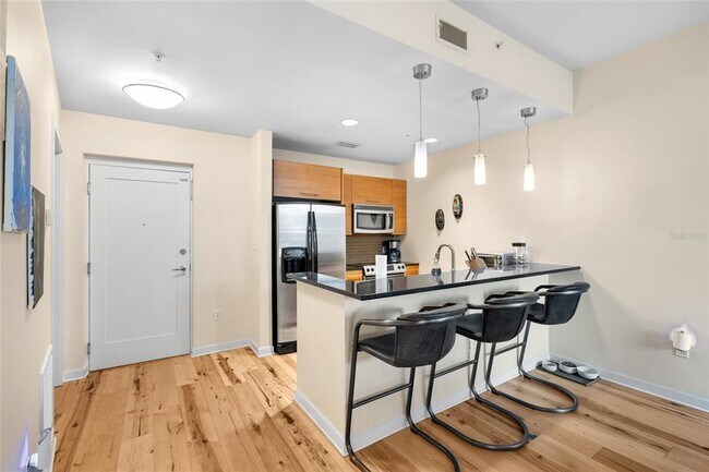 Building Photo - 400 4th Ave S