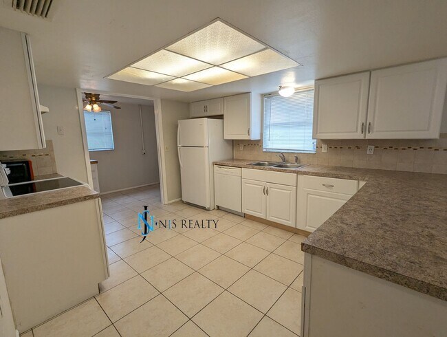 Building Photo - Fresh paint throughout this 3/2/1 1400 Sq....