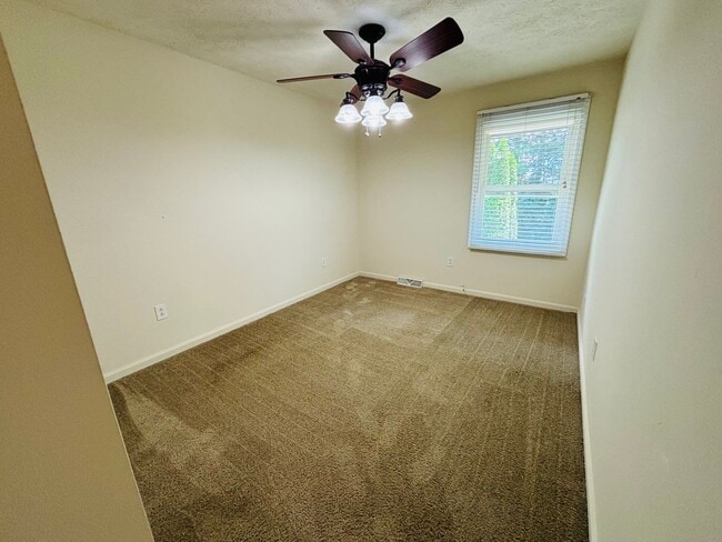 Building Photo - 3 Bedroom 1 full and 2 half bath Townhouse