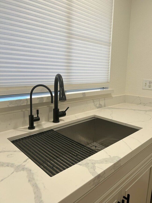 Building Photo - 2 Bedroom/2 bath Condo in the Mission de L...