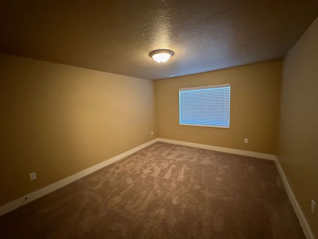Building Photo - Orem Townhome - Hillcrest Neighborhood