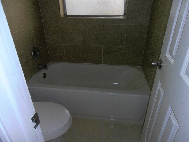 Building Photo - 877 Twin Lakes Dr