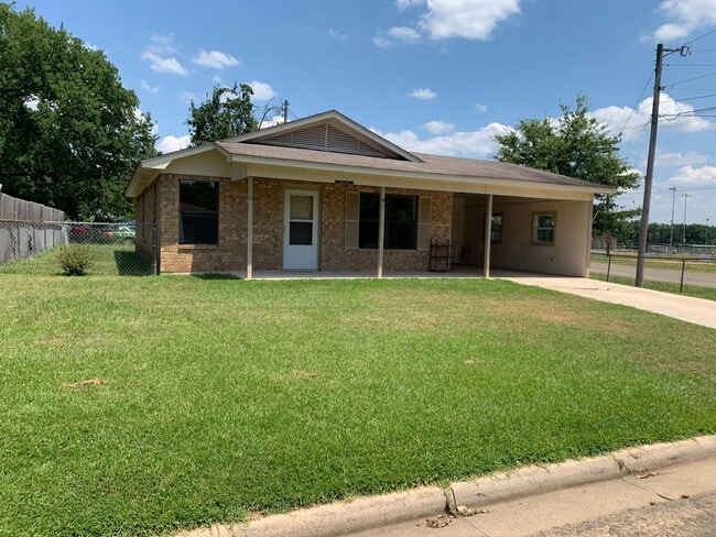 Primary Photo - 3/1 Fenced yard Pet Friendly Gladewater ISD