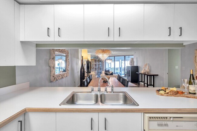 Building Photo - 6650 Sunset Way