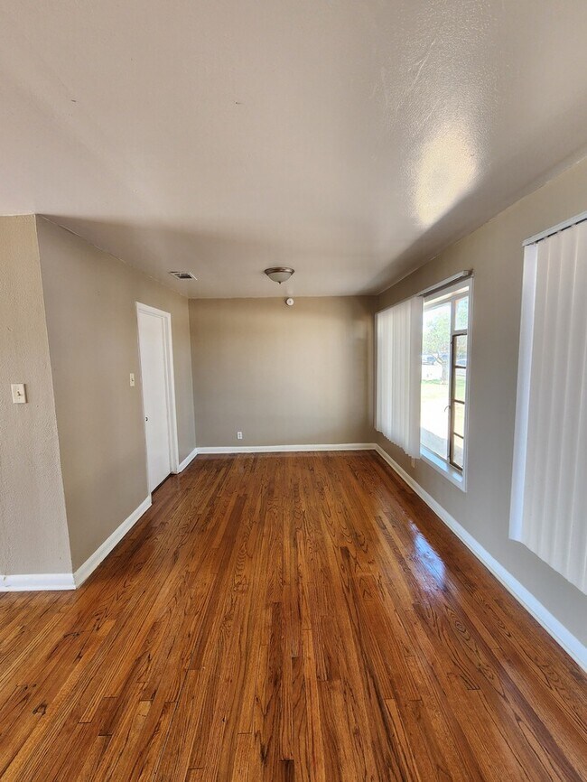 Building Photo - 3 bed 2 bath home with 1 car garage