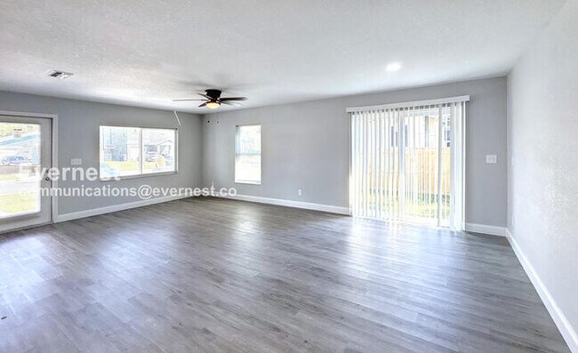 Building Photo - 4 Bed/2 Bath Home with Driveway / Availabl...