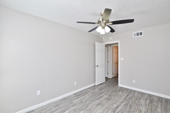 Building Photo - 645 N Arrowhead Dr