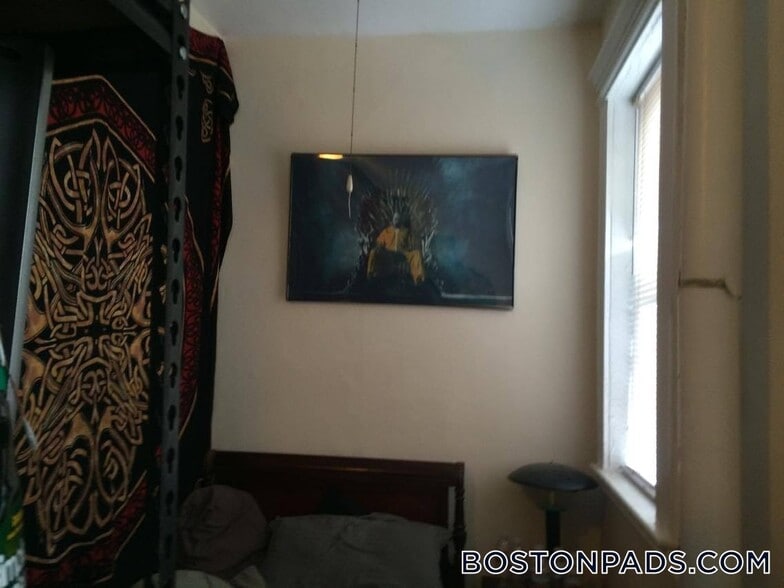 Building Photo - 447 Park Dr