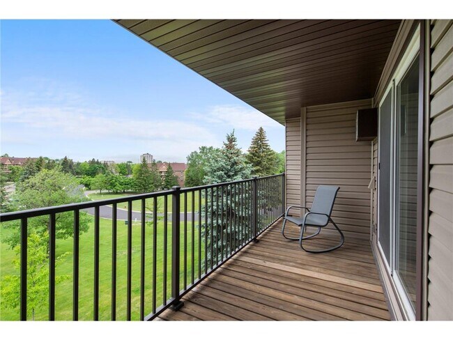 Building Photo - 3440 Golfview Dr