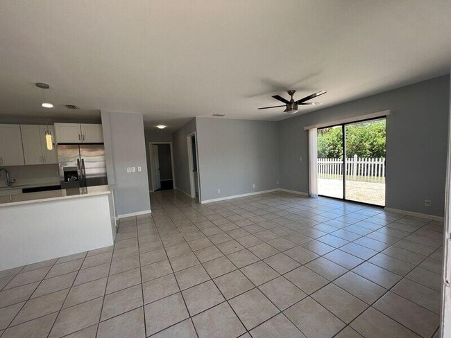 Building Photo - 556 Holly Dr