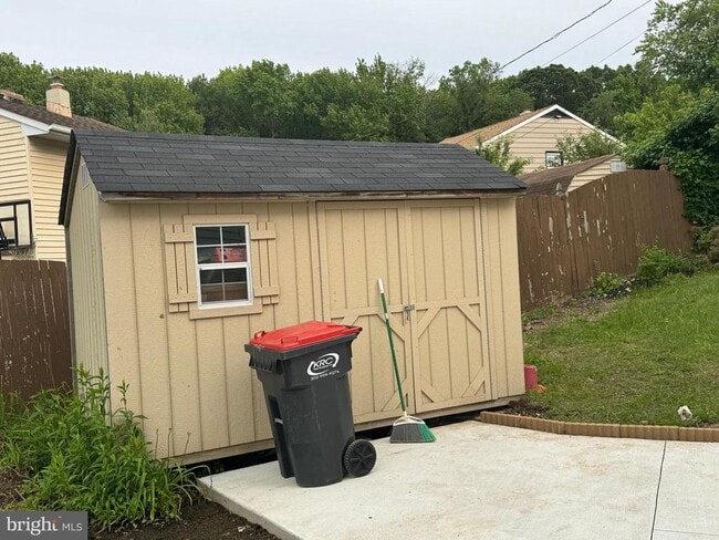 Building Photo - 127 Karlyn Dr