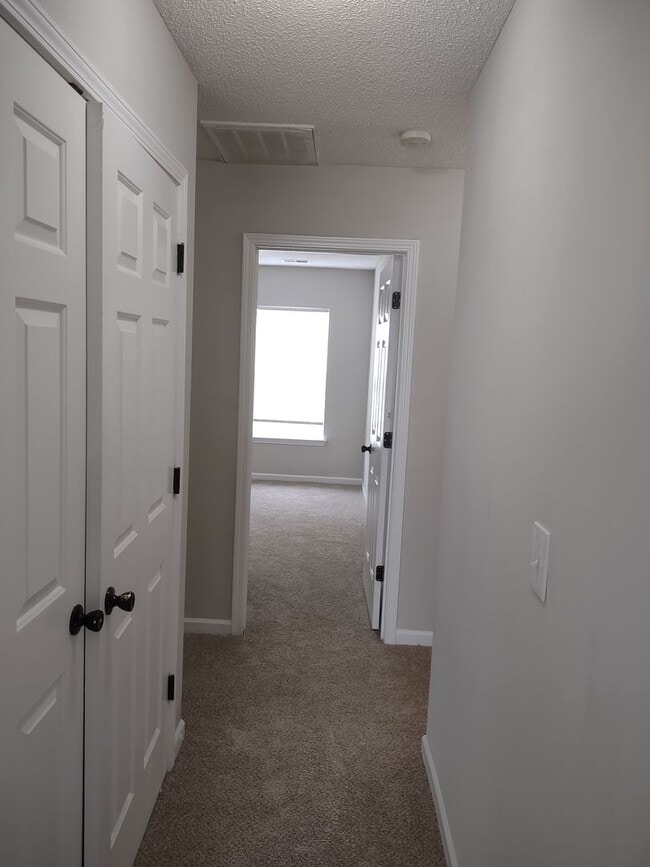 Building Photo - GREAT Four Bedroom Home Located in the Sum...