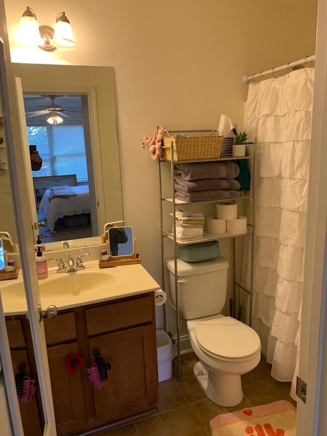 Building Photo - Four Bedroom Near Downtown Available for P...