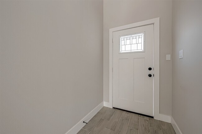 Building Photo - 8128 Chateau St