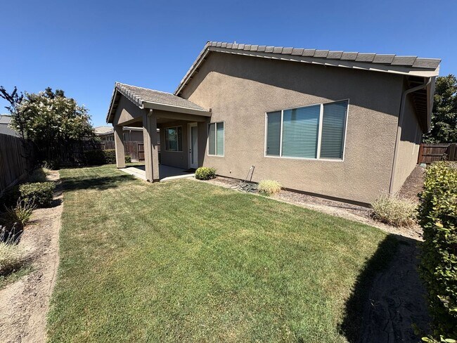 Building Photo - Lovely SE Tulare available now!