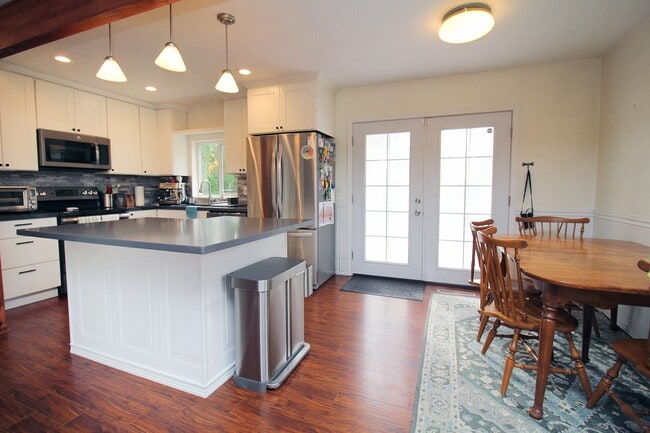 Building Photo - 9020 SE Stephens St