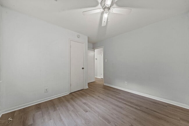 Building Photo - Private and convenient 3 bed/1 bath with large backyard