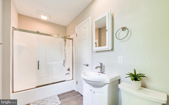 Building Photo - 4005 Lees Corner Rd