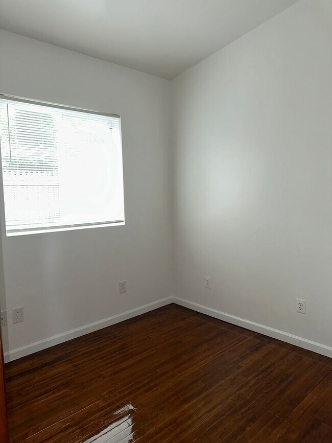 Building Photo - Beautifully Renovated Home! Corner House! Central Air! Available Now!