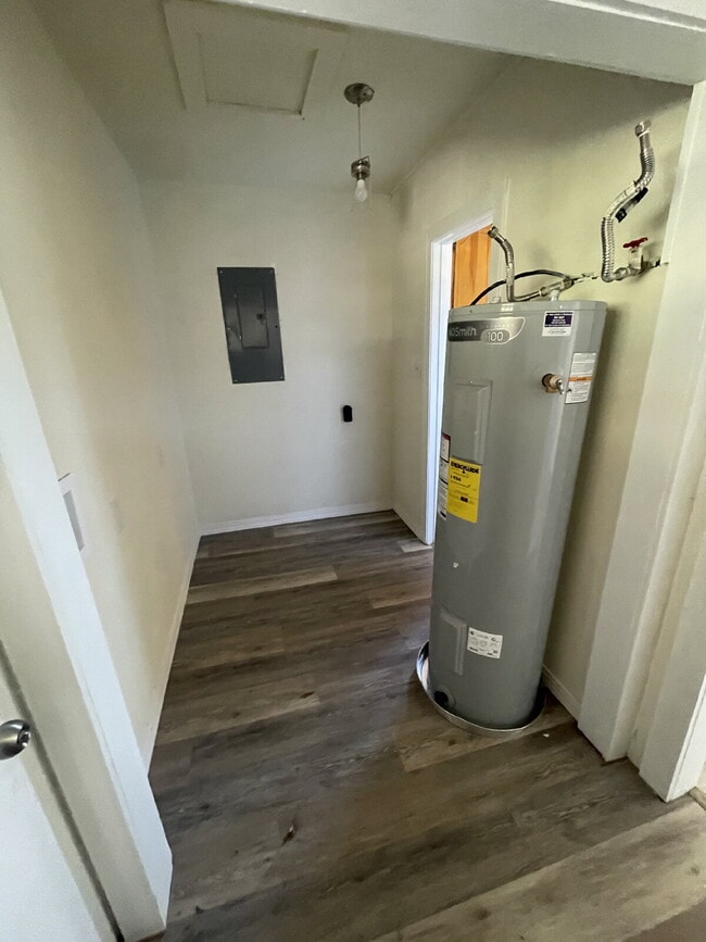 Building Photo - 3 bedroom, 1 bath home.