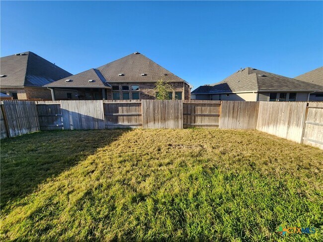 Building Photo - 1331 Hillsong St