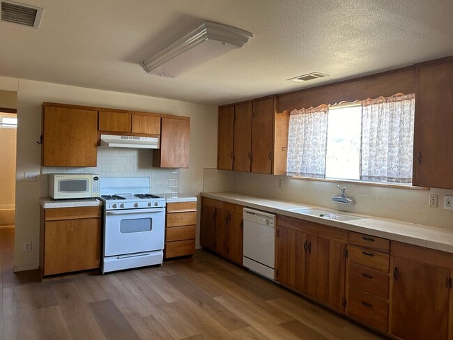 Building Photo - 2 bedroom, 1 bath home with lots of room inside and out.