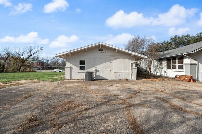 Building Photo - 815 N Travis St