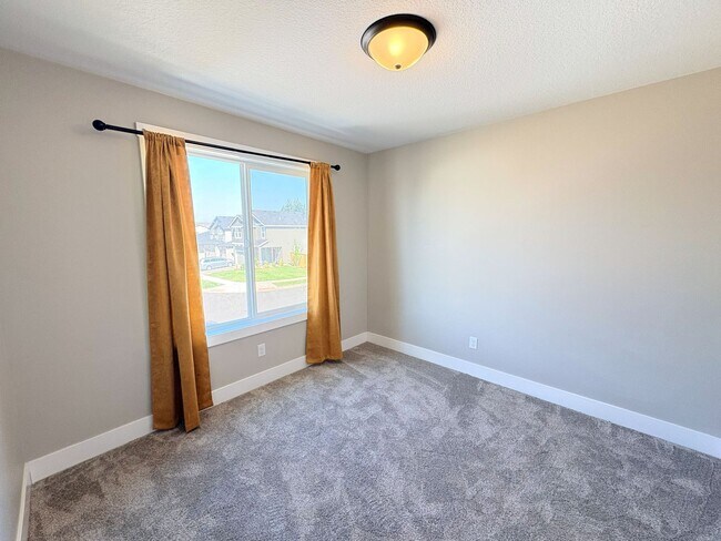 Building Photo - 3 Bedroom, 2.5 Bathroom Home Available in NE Salem!