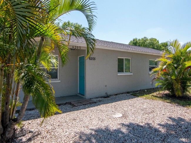 Building Photo - Stunning Fully Renovated 3BR/2BA Unit | Move-In Ready