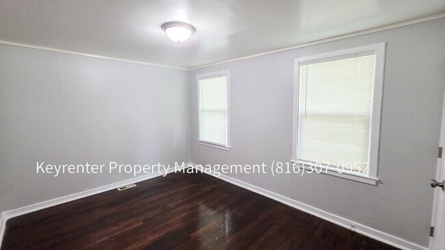 Building Photo - 802 S Logan Ave