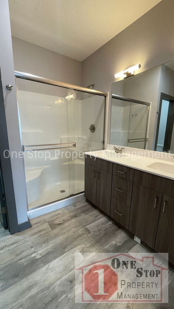 Building Photo - 3 Bedroom, 2.5 Bath Modern Townhome in Nor...