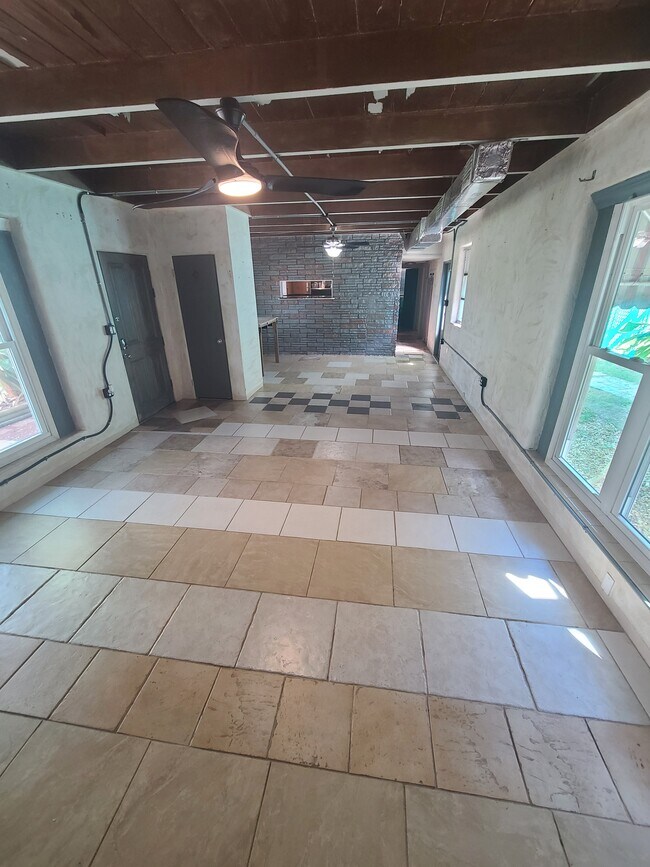 Building Photo - 1703 John Anderson Dr