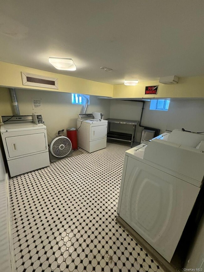 Building Photo - 22 Clove Rd