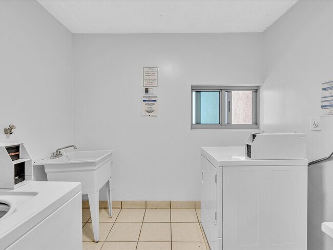 Building Photo - 2655 Collins Ave