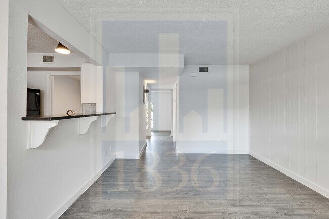 Building Photo - 907 E Oltorf St