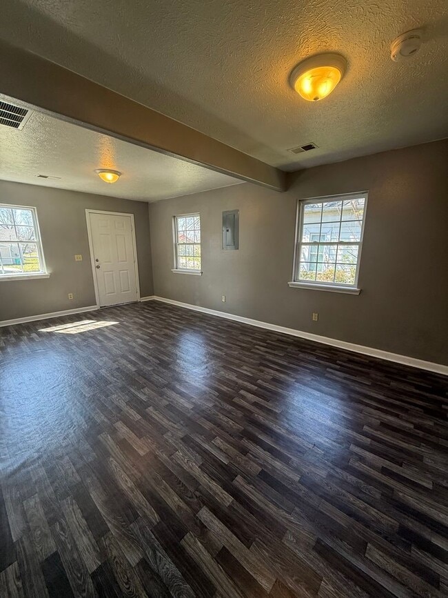 Building Photo - Available Now 2 Bedroom 1 bath House!!