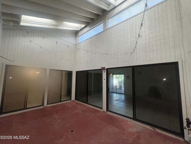 Building Photo - 2530 E Forgeus Pl