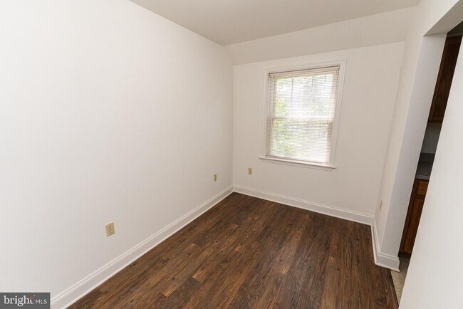 Building Photo - 802 Travers St
