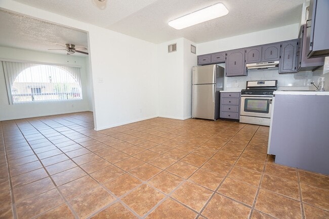 Building Photo - Charming Property Features 3 Bedrooms, 2 B...