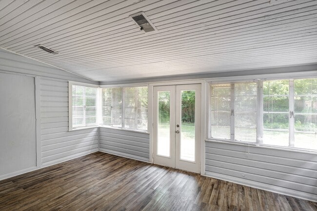 Building Photo - 126 Pamellia Dr